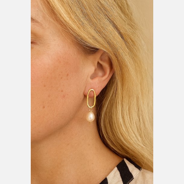 Forgyldt �rering med perle � tidl�s og elegant