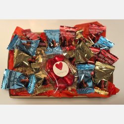 Jeg elsker dig | Valentinskurv med chokolade og A5 kort (F�rdigpakket gavekurv)