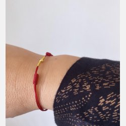 Rdt armbnd med tilhrende A6 kort (red string) (Mrk rd, tekst 1, styrke, mod, tro og krlighed)