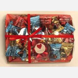 Jeg elsker dig | Valentinskurv med chokolade og A5 kort (F�rdigpakket gavekurv)