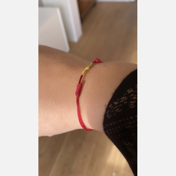 Rdt armbnd med tilhrende A6 kort (red string) (Mrk rd, tekst 1, styrke, mod, tro og krlighed)
