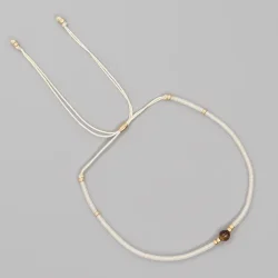 Lily armbnd (mat hvid miyukiperler og lille tigerje sten)