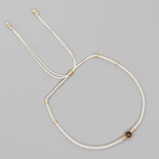 Lily armbnd (mat hvid miyukiperler og lille tigerje sten)