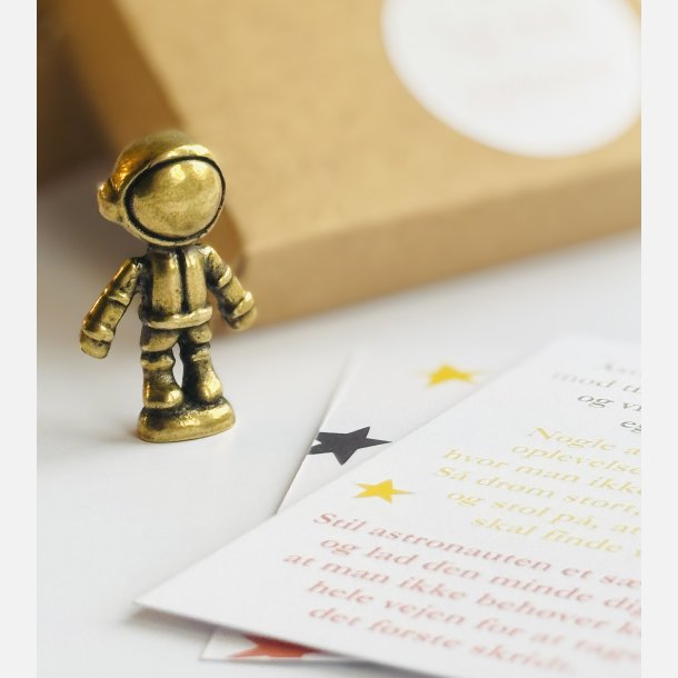 Lille astronaut | messingfigur og A7-kort | mod og styrke