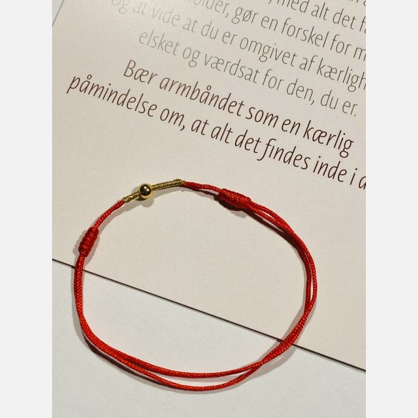 Rdt armbnd med tilhrende A6 kort (red string) (Lys rd, tekst 2, styrke, mod, tro og krlighed)