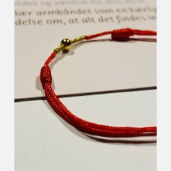 Rdt armbnd med tilhrende A6 kort (red string) (Lys rd, tekst 2, styrke, mod, tro og krlighed)