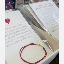 Rdt armbnd med tilhrende A6 kort (red string) (Mrk rd, tekst 1, styrke, mod, tro og krlighed)