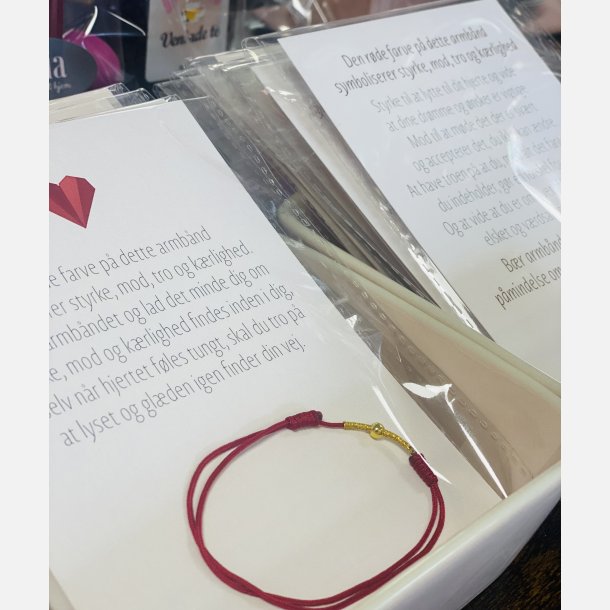 Rdt armbnd med tilhrende A6 kort (red string) (Mrk rd, tekst 1, styrke, mod, tro og krlighed)