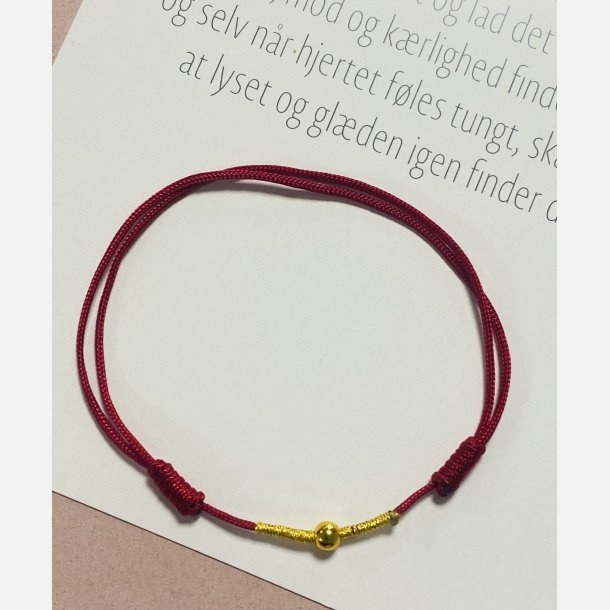 Rdt armbnd med tilhrende A6 kort (red string) (Mrk rd, tekst 1, styrke, mod, tro og krlighed)