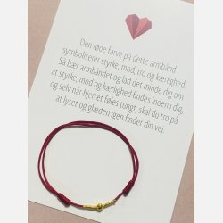 Rdt armbnd med tilhrende A6 kort (red string) (Mrk rd, tekst 1, styrke, mod, tro og krlighed)