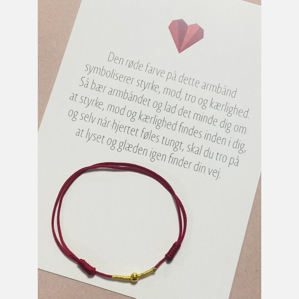 Rdt armbnd med tilhrende A6 kort (red string) (Mrk rd, tekst 1, styrke, mod, tro og krlighed)