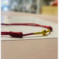 Rdt armbnd med tilhrende A6 kort (red string) (Mrk rd, tekst 1, styrke, mod, tro og krlighed)