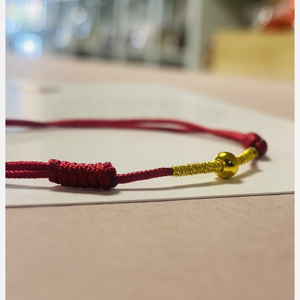 Rdt armbnd med tilhrende A6 kort (red string) (Mrk rd, tekst 1, styrke, mod, tro og krlighed)