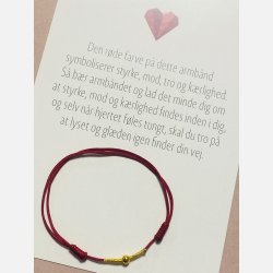 Rdt armbnd med tilhrende A6 kort (red string) (Mrk rd, tekst 1, styrke, mod, tro og krlighed)