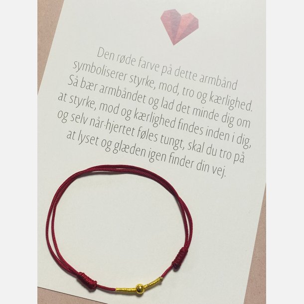 Rdt armbnd med tilhrende A6 kort (red string) (Mrk rd, tekst 1, styrke, mod, tro og krlighed)
