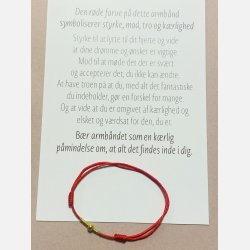 Rdt armbnd med tilhrende A6 kort (red string) (Lys rd, tekst 2, styrke, mod, tro og krlighed)