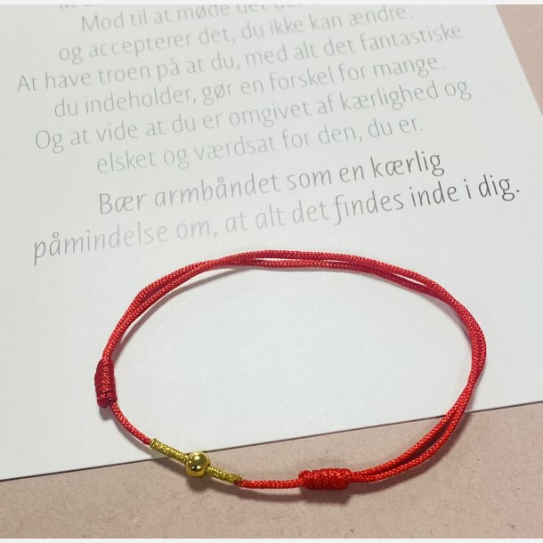 Rdt armbnd med tilhrende A6 kort (red string) (Lys rd, tekst 2, styrke, mod, tro og krlighed)