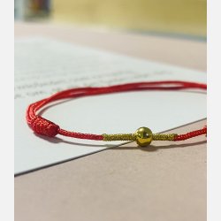 Rdt armbnd med tilhrende A6 kort (red string) (Lys rd, tekst 2, styrke, mod, tro og krlighed)