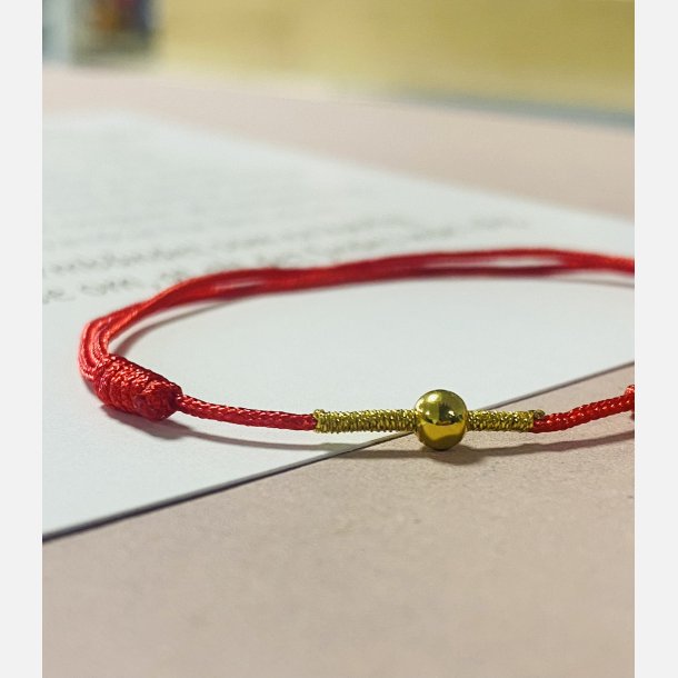 Rdt armbnd med tilhrende A6 kort (red string) (Lys rd, tekst 2, styrke, mod, tro og krlighed)