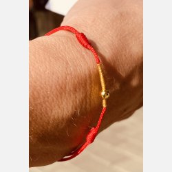Rdt armbnd med tilhrende A6 kort (red string) (Lys rd, tekst 2, styrke, mod, tro og krlighed)