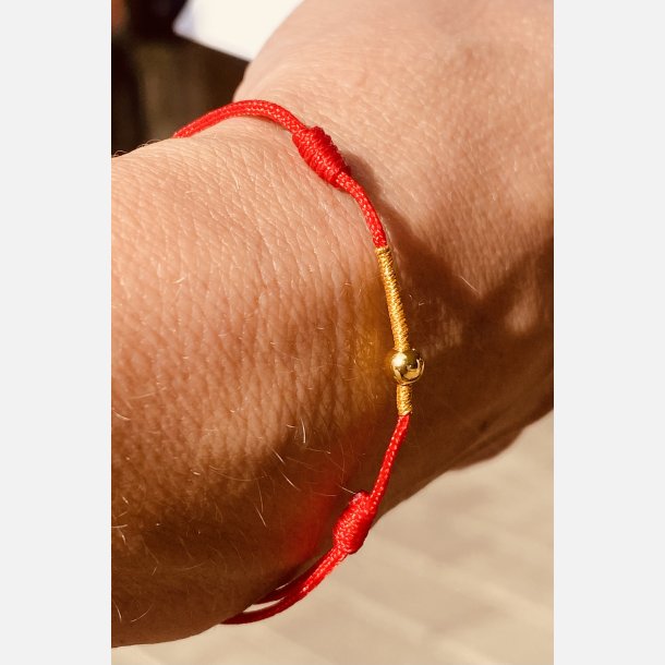 Rdt armbnd med tilhrende A6 kort (red string) (Lys rd, tekst 2, styrke, mod, tro og krlighed)