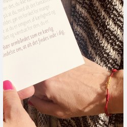 Rdt armbnd med tilhrende A6 kort (red string) (Mrk rd, tekst 1, styrke, mod, tro og krlighed)