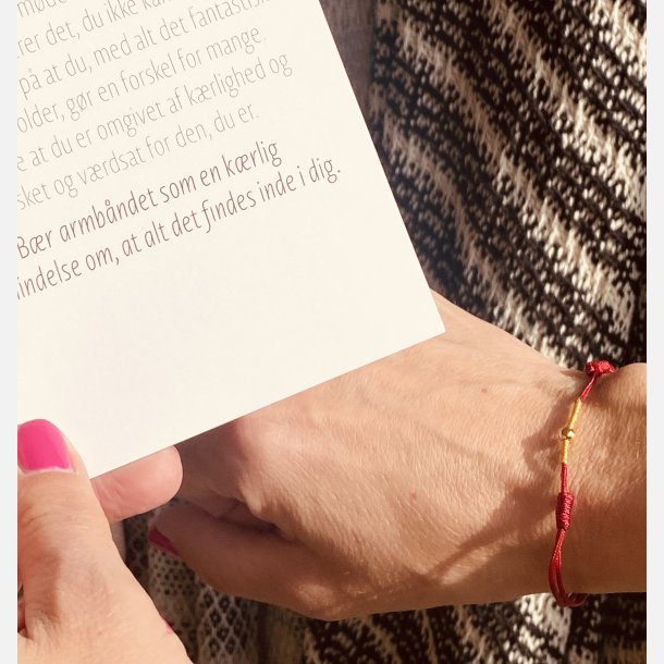 Rdt armbnd med tilhrende A6 kort (red string) (Lys rd, tekst 2, styrke, mod, tro og krlighed)