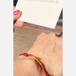 Rdt armbnd med tilhrende A6 kort (red string) (Lys rd, tekst 2, styrke, mod, tro og krlighed)