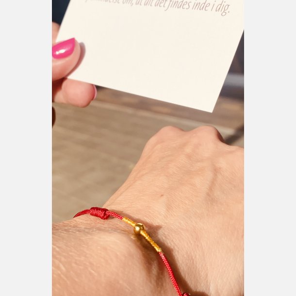 Rdt armbnd med tilhrende A6 kort (red string) (Lys rd, tekst 2, styrke, mod, tro og krlighed)