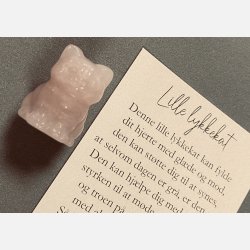 Lille lykkekat (Rosakvarts) vlg mellem 2 tekster