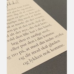 Lille lykkekat (Rosakvarts) vlg mellem 2 tekster