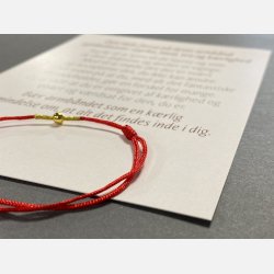 Rdt armbnd med tilhrende A6 kort (red string) (Lys rd, tekst 2, styrke, mod, tro og krlighed)