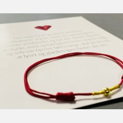 Rdt armbnd med tilhrende A6 kort (red string) (Mrk rd, tekst 1, styrke, mod, tro og krlighed)