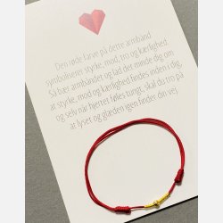 Rdt armbnd med tilhrende A6 kort (red string) (Mrk rd, tekst 1, styrke, mod, tro og krlighed)