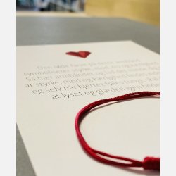 Rdt armbnd med tilhrende A6 kort (red string) (Mrk rd, tekst 1, styrke, mod, tro og krlighed)