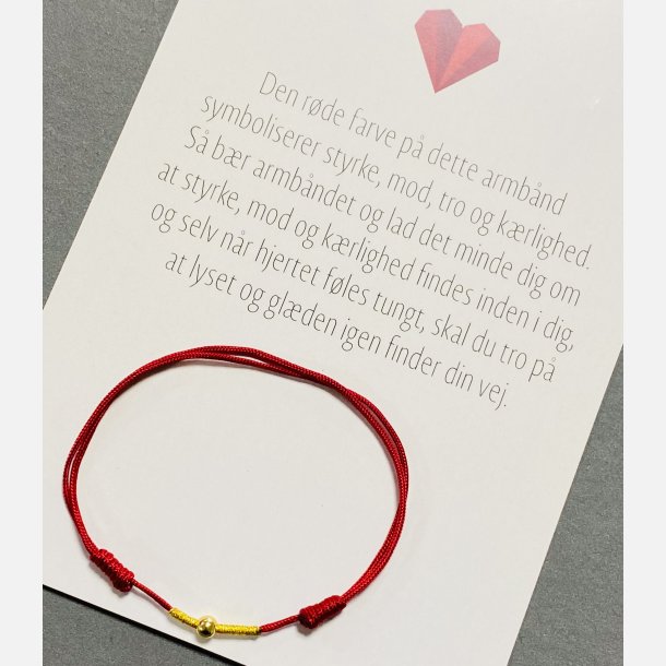 Rdt armbnd med tilhrende A6 kort (red string) (Mrk rd, tekst 1, styrke, mod, tro og krlighed)