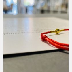 Rdt armbnd med tilhrende A6 kort (red string) (Lys rd, tekst 2, styrke, mod, tro og krlighed)
