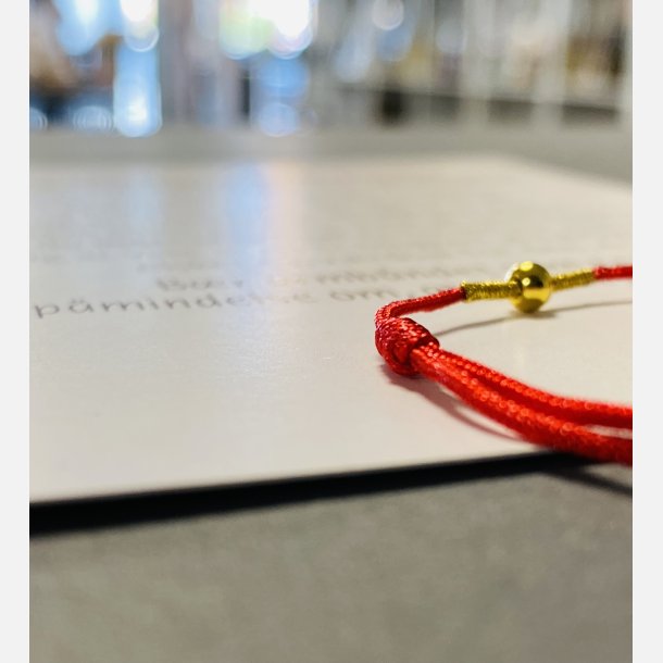 Rdt armbnd med tilhrende A6 kort (red string) (Lys rd, tekst 2, styrke, mod, tro og krlighed)