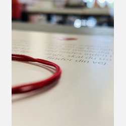 Rdt armbnd med tilhrende A6 kort (red string) (Mrk rd, tekst 1, styrke, mod, tro og krlighed)