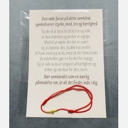 Rdt armbnd med tilhrende A6 kort (red string) (Lys rd, tekst 2, styrke, mod, tro og krlighed)