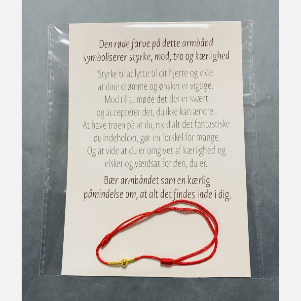Rdt armbnd med tilhrende A6 kort (red string) (Lys rd, tekst 2, styrke, mod, tro og krlighed)