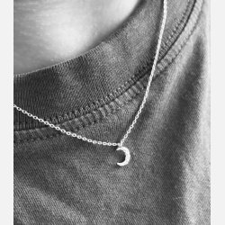 Halsk�de med m�nevedh�ng | fors�lvet messing (40+5cm)