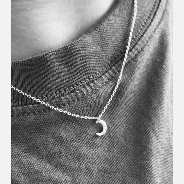 Halsk�de med m�nevedh�ng | fors�lvet messing (40+5cm)