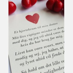 Hjertekram til MIN datter fra MOR (Lille rdt glashjerte og tilhrende A7 kort)