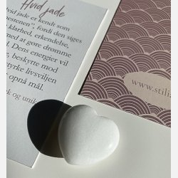 Hvid jade hjertesten med A7 kort 