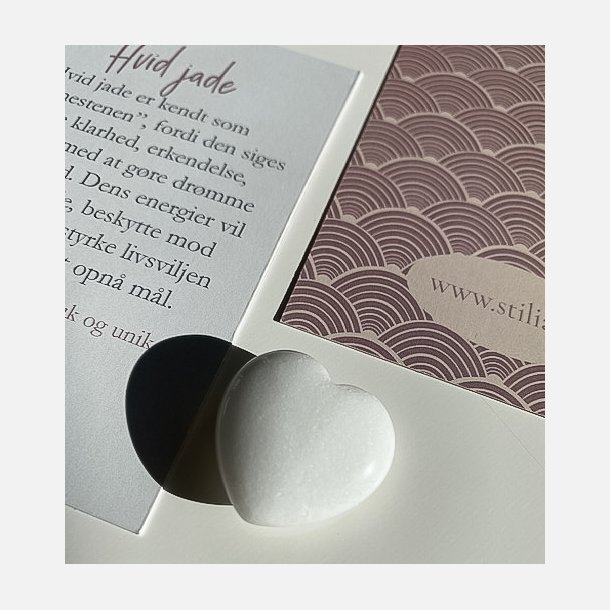 Hvid jade hjertesten med A7 kort 