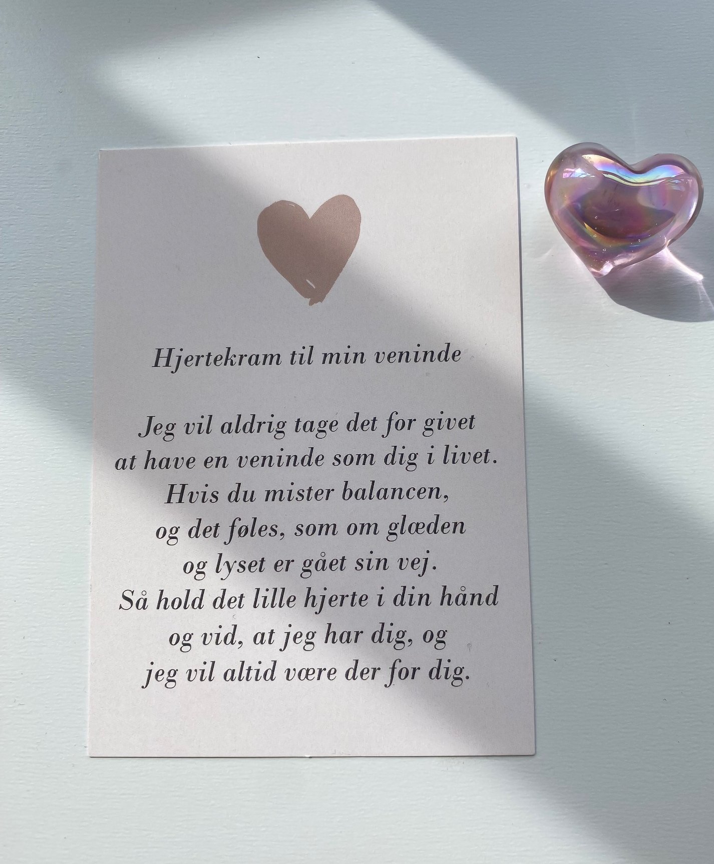 Hjertekram til veninde (Lille rosa transparent glashjerte og tilhrende A7 kort)