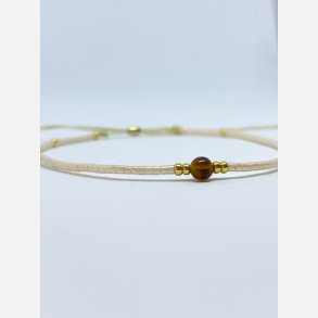 Lily armbnd (creme miyukiperler og lille tigerje sten)