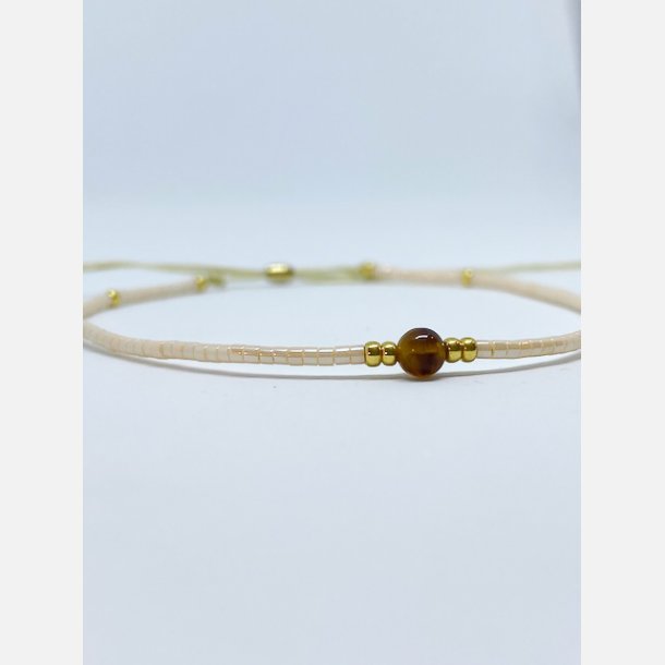 Lily armbnd (creme miyukiperler og lille tigerje sten)