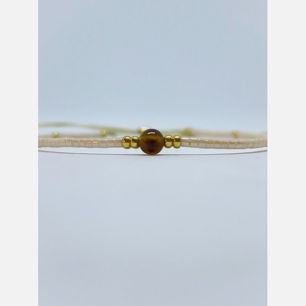 Lily armbnd (creme miyukiperler og lille tigerje sten)